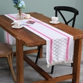 Chemin de table vintage nordique avec dentelle rose et glands blancs sur bois foncé - 33*160 / Rose vif
