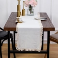 Camino de mesa minimalista de lino blanco con flecos en una mesa de madera oscura - 30x160cm / Blanco