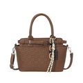 Bolso tote marrón oscuro de cuero lichi con relieve cuadrado y colgante decorativo único - Marrón