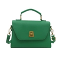 Borsa a mano verde in pelle martellata con chiusura girevole dorata e tracolla regolabile - Verde