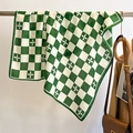 Detail van groen-witte zijden sjaal met schaakbordpatroon en bloemmotieven aan hanger - Groen