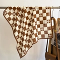 Detailopname van dambord sjaal textuur met bloemmotieven en nette rolzoomrand - Beige Koffie