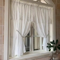 Rideaux voilages blancs style français avec tissu plissé et bordure en dentelle chic - Blanc