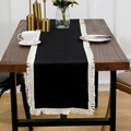 Camino de mesa minimalista de algodón negro con borlas blancas en mesa de madera - 30x160cm / Negro