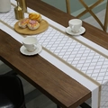Chemin de table en dentelle à losanges avec bords festonnés couleur champagne sur bois - 33X160cm / Blanc