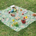 Wasserdichte Picknickdecke mit Blumenmuster auf Gras mit Obst und Snacks serviert - Klein / Grün Geblümt