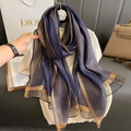 Dettaglio della sciarpa in chiffon blu navy con eleganti strisce dorate sottili - Blu navy