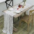 Elegante runner da tavola in pizzo bianco con motivi floreali vintage e bordi a conchiglia - Bianco