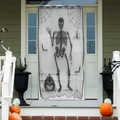 Halloween Türvorhang aus schwarzer Spitze mit Totenkopf-, Spinnennetz- und Fledermausmotiven - Skelett-Stil