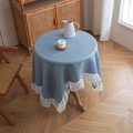 Blaue Leinentischdecke mit weißer Spitzenkante auf Holztisch im rustikalen Stil - Rund Pfauenblau