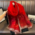 Détail du châle en soie et laine rouge avec broderie lotus et fleur de camélia - 90*180cm / Rouge