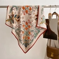 Detail eines Seidenquadrats mit Karomuster und leuchtend orangefarbenem Lilienblumenmuster - Beige Karo Blumen (Roter Rand) / Roter Rand Stil
