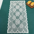 Eleganter weißer Tischläufer aus floraler Spitze mit Wellenrand auf dunkelgrün - Achtblättrige Blume Spitze Rechteckig (38cm*76cm)