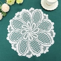 Weißes rundes Spitzen-Tischset mit Blumenmuster auf dunkel strukturiertem Hintergrund - Achtblättrige Blume Spitze Rund (38cm)