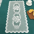 Nordischer weißer Tischläufer aus Spitze mit Rosenmuster auf grünem Tisch - Zwei Lotus Spitzen Rechteckig (38cm*76cm)