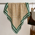Detail van zijden sjaal met groen en koffie Grieks sleutelpatroon en strepen - 68*68cm / Koffie Groen