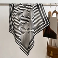 Detail van een zachte zwart-wit geometrische sjaal gedrapeerd op een rek - 68*68cm / Beige-Zwart