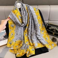 Elegante sciarpa in seta a fiori giallo e grigio con accessorio spilla a camelia - 90*180cm / Giallo Grigio
