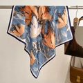 Detailopname van een zijden sjaal met bloemenprint, vlinders en blauwe afwerking - 68x68cm / Blauw