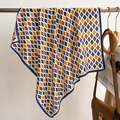 Detalle del estampado de rombos coloridos y bordes finos de este pañuelo de seda - 68*68cm / Azul Marino Amarillo