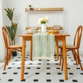Runner da tavola verde salvia a righe bianche con nappe su un tavolo da pranzo in legno - 35*40 / Strisce verdi