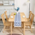Camino de mesa boho moderno con estampado floral azul y borlas blancas en mesa de madera - 30x45cm / Floral