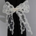 Abrazadera de cortina de encaje blanco con lazo y detalle de perla elegante - Flor de Perlas