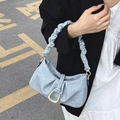 Borsa sottobraccio arricciata celeste con fibbia dorata e tracolla plissettata - Blu