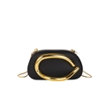 Schicke schwarze matte Clutch mit markanter goldener Metallschnalle und feiner Schlangenkette - Schwarz