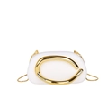 Weiße Box-Clutch aus Leder mit großem Goldringgriff und feiner Metall-Schulterkette - Gebrochenes Weiß