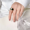 Vue détaillée de la bague Mobius en émail vert avec une pierre de zircon rectangulaire - US 6 / Vert Foncé