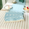 Camino de mesa azul con ondas geométricas y borlas blancas sobre tela beige liso - 35*140cm / Azul Claro Galones Ángulo Plano