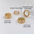 Dettaglio di quattro anelli geometrici traforati dorati con design a trama intrecciata - US 6 / Stile a Catena Cava