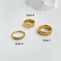 Detalle de tres anillos de cadena dorados con texturas minimalistas y elegantes - US 6 / Estilo A - Cadena fina media