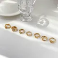 Detailweergave van zeven minimalistische gouden knoop- en gevlochten ringen, model A-G - US 6 / Stijl A (JZ110)