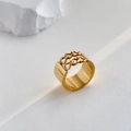 Dettaglio di anello a fascia larga dorata con motivo a catena intrecciata traforata - US 6 / Stile a Catena