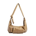 Borsa hobo a mezzaluna in morbida pelle color cammello con pieghe e tracolla annodata - Cachi