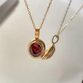 Elegante collana dorata con ciondolo a cerchio in pietra rossa e catena a maglia fine - Rubino Ovale Grande