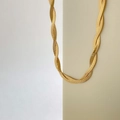 Primer plano del collar de cadena de espiga retorcida multicapa en acero chapado en oro 18K - Estilo de Cadena de Serpiente Cruzada