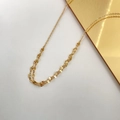 Detalle de un collar de cadena de serpiente dorada con eslabones ovalados planos y pulidos - Estilo Segmentado de Boca de Pez