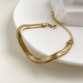 Dettaglio di un bracciale a catena piatta color oro con chiusura a moschettone e maglie regolabili - Catena a Serpente Grossa