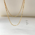 Detalle de collar de doble capa con cadena de serpiente dorada y lentejuelas brillantes - Estilo de Placa Retorcida