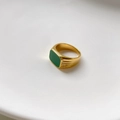 Nahaufnahme eines goldenen Siegelrings mit rechteckigem dunkelgrünem Stein und Seitenstruktur - US 6 / Grün