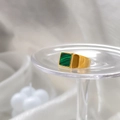 Makro-Detail eines geometrischen Goldsiegelrings mit rechteckigem grünem Malachit-Stein - US 6 / Türkis-Muster