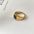 Makroaufnahme eines goldenen Siegelrings mit polierter schwarzer Onyx-Einlage im Quadrat - US 6 / Schwarz