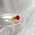 Nahaufnahme eines goldenen geometrischen Siegelrings mit roter Emaille auf Seide - US 6 / Rot
