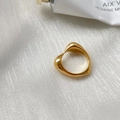 Anello a cuore d'oro lucido con consistenza metallo liquido su seta bianca - US 6 / Oro