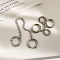 Orecchini a doppio cerchio in argento con catena di zirconi su sfondo bianco puro - Color Acciaio
