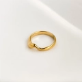 Detailopname van een gepolijste gouden geometrische ring met een gedraaide textuur - US 6 / Gedraaide Stijl