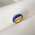 Dettaglio anello a cupola dorato con fascia in smalto blu profondo e finitura lucida - US 6 / Patchwork Blu